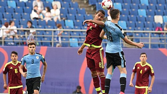 Enges Duell: Venezuelas Yangel Herrera (li.) gegen Uruguays Federico Valverde.