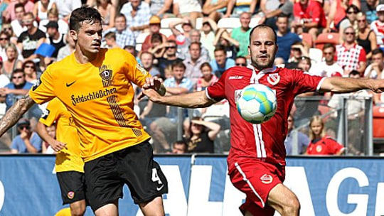 Gegen Dresden noch am Ball, nun aber kaltgestellt: Cottbus' Leonhard Kaufmann (re.).