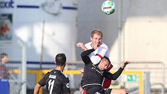 Stabilität und Aggressivität: Jahn-Neuzugang Lukas Sinkiewicz (weiß) im Duell mit Halles Tony Schmidt.