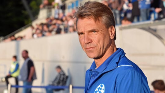 Wird seine Erfolgsmannschaft der letzten Wochen verändern müssen: Stuttgarts Coach Horst Steffen.