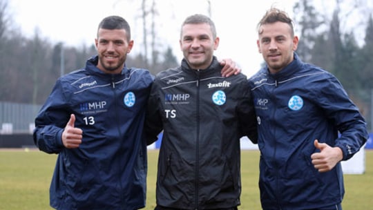 Zwei der drei neuen Hoffnungsträger: Kickers-Coach Tomislav Stipic (Mitte) mit Klaus Gjasula (l.) und Bajram Nebihi.