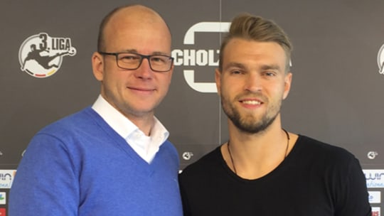 VfR-Geschäftsführer Markus Thiele (l.) begrüßt mit Yannick Deichmann den dritten Neuzugang für die kommende Saison.