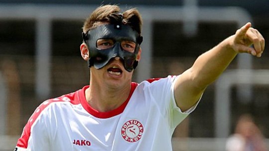 Behält auch mit Maske den Überblick: Fortuna Kölns Markus Pazurek geht voran.