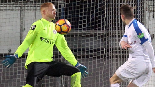 Rettete sein Team gegen Rostock wiederholt - wie hier gegen Stephan Andrist: SVWW-Keeper Maximilian Reule (li.).