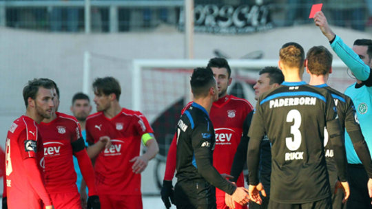 Rote Karte: Niko Dobros steht dem SC Paderborn in diesem Jahr nicht mehr zur Verfügung.