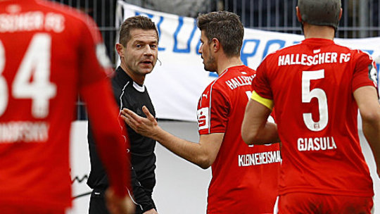 Referee Günter Perl zeigt Halles Stefan Kleineheismann die Rote Karte.