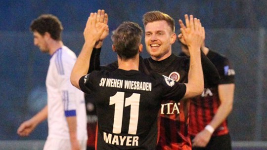 Gute Laune beim SVWW: Patrick Mayer und Patrick Breitkreuz bejubeln das 2:0 gegen den TSV Schott Mainz.
