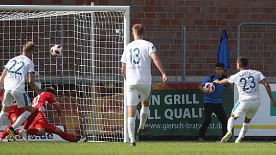 Ein Schuss, drei Punkt: Alexander Langlitz (re.) trifft tief in der Nachspielzeit zum Sieg über Zwickau.