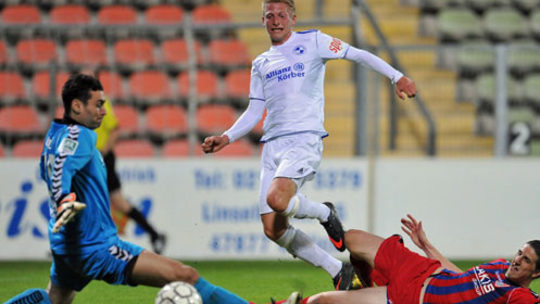 Dominik Ernst erzielt am 20. September 2013 den 7:0-Endstand für die Sportfreunde Lotte im Spiel beim KFC Uerdingen.