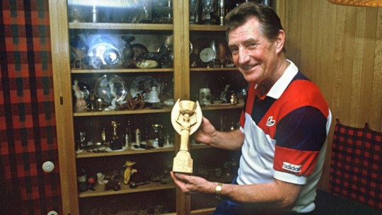 Fritz Walter 1985 mit einer Nachbildung des Jules-Rimet-Cups, dem WM-Pokal von 1954.
