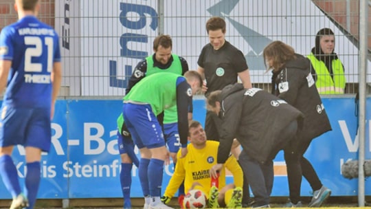 Unglückliche Aktion: KSC-Keeper Benjamin Uphoff fiel auf die Hüfte und musste ausgewechselt werden. 