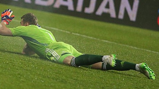 Verletzt am Boden: Russlands Nationaltorhüter Igor Akinfeev nachdem er vom Bengalo getroffen wurde.