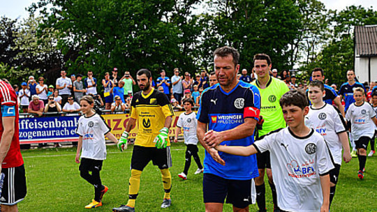 Gut 50 Minuten Bezirksliga-Fußball: Lothar Matthäus macht auch mit 57 Jahren noch eine gute Figur auf dem Platz.