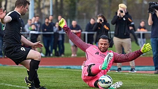 Tim "The Machine" Wiese bei der Arbeit: Der Ex-Bremer gibt alles und kennt auf dem Spielfeld keine Verwandten. 