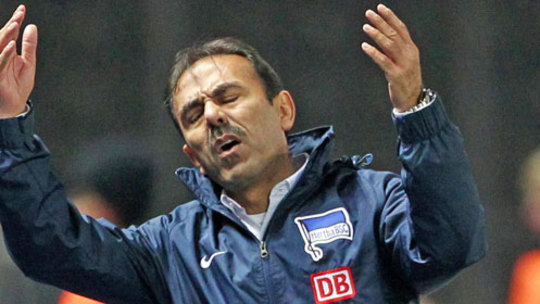 Augen zu: Berlins schlafloser Trainer Jos Luhukay.