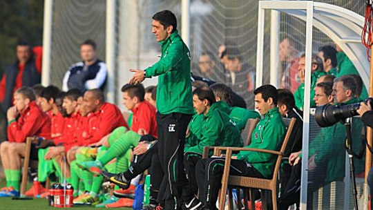 Hannovers neuer Coach Tayfun Korkut beim 0:0 im Testspiel gegen Hertha BSC.
