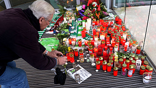 Gedenken an Junior Malanda: Kerzen, Blumen und Fotos prägen das Bild vor der VfL-Geschäftsstelle.