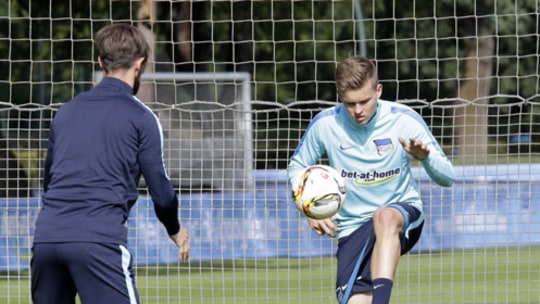 Maximilian Mittelstädt (re.) steht kurz vor seiner Bundesliga-Premiere für die Hertha. 