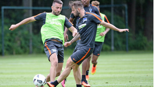 Zwangspause: Herthas Marvin Plattenhardt, hier beim gestrigen Training gegen Vedad Ibisevic, muss aussetzen.