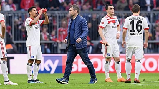 Es läuft überhaupt nicht beim HSV: Trainer Bernd Hollerbach.