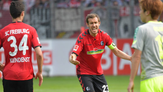 Emotionen im Spiel der Freiburger gegen Köln: Julian Schuster.