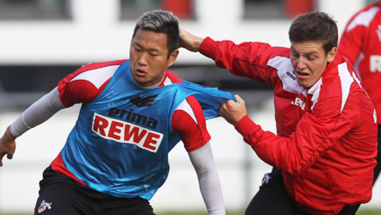 Vor dem Absprung: Kölns Chong Tese (li.), hier im Duell mit Kevin Wimmer, wird von den Suwon Samsung Bluewings umworben.