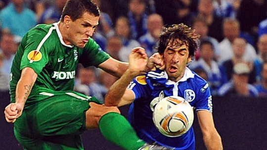 Tritt wohl bald für Cottbus gegen den Ball: Jurica Buljat, hier für Haifa im September 2011 im Duell mit Schalkes Raul. 