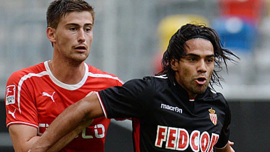 Düsseldorfs Bomheuer gegen Monacos Topstar Falcao.