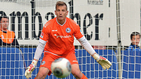 Ball und Comeback fest im Blick: Bielefelds Keeper Patrick Platins.