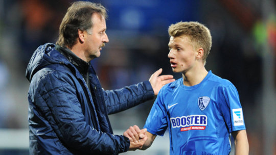 Glückwunsch an den Youngster: Der 18-jährige Henrik Gulden überzeugte Bochums Trainer Peter Neururer.