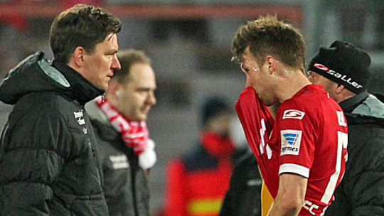 Ratlosigkeit hat sich breit gemacht in Cottbus: Stephan Schmidt und Steffen Bohl, enttäuscht nach dem 0:1 gegen Sandhausen.