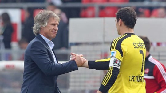 Kennen sich noch aus der letzten Saison: Bochums Coach Verbeek erwartet seinen ehemaligen Schützling Schäfer.