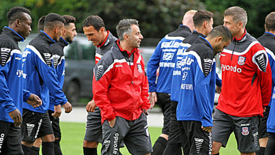 Gute Laune beim Neustart: FSV-Coach Tomas Oral (M.) im Kreise seiner Profis.