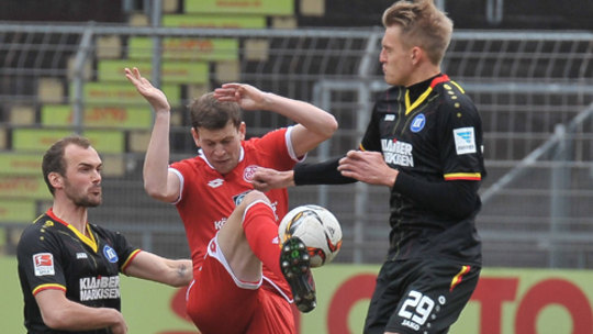 Harmonierten gegen Mainz als Doppelspitze: Erwin Hoffer (l.) und Vadim Manzon gegen den Mainzer Fabian Frei.