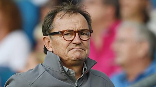 In die Diskussionen um den Trainer nicht eingebunden: St. Paulis Technischer Direktor Ewald Lienen.