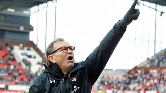 Hat eine neue Leidenschaft für sich entdeckt: St. Paulis ehemaliger Trainer Ewald Lienen harmonierte blendend mit den Fans.