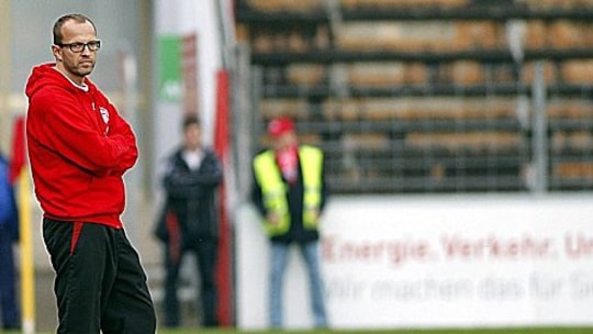 Coach Dieter Wirsching schaut be­dröp­pelt drein: Derzeit läuft es nicht bei Würzburger Kickers.