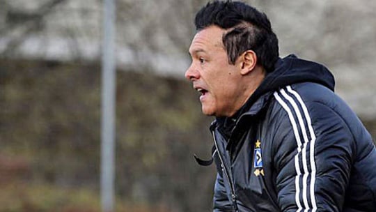 Nervenbündel an der Seitenlinie: HSV-Coach Rodolfo Cardoso wartet seit neun Partien auf einen Dreier.