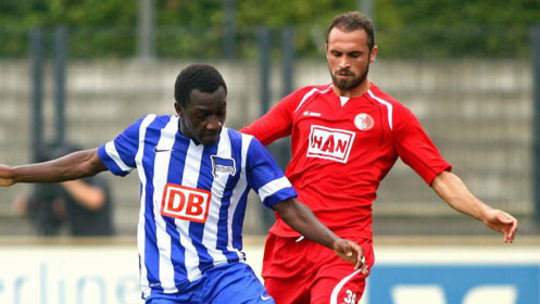 Läuft in der kommenden Saison für Oberhausen auf: Charbel Chougourou (li.) von der Zweitvertretung der Hertha.