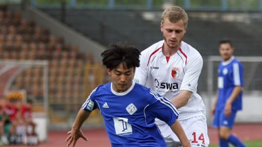 Neuer Verein, aber die Trikotfarbe bleibt dieselbe: Yuki Nakagawa (vorne).