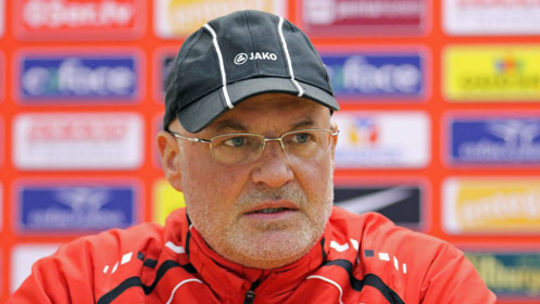 War nach dem 2:5 gegen Hessen Kassel bedient: Neckarelz´ Trainer Peter Hogen.