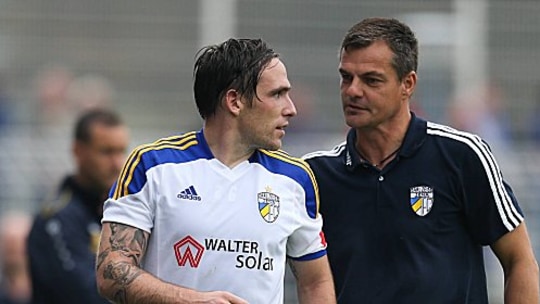 Auf dem Vormarsch: der FC Carl Zeiss mit Trainer Karsten Hutwelker und Spieler Thomas Ströhl.