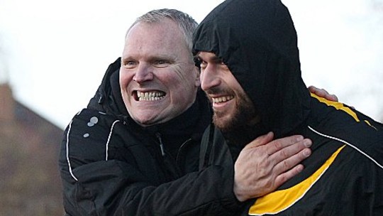 Wollen den Gegnern weiter die Zähne zeigen: Trainer Christoph Starke und Stürmer Tobias Ulbricht.