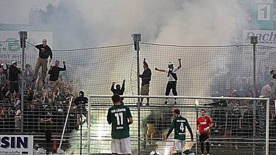 Im Landespokalfinale zwischen Lübeck und Kiel zündeten beide Fanlager Pyrotechnik.