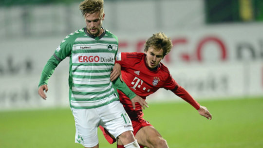 Zog in der Partie gegen den Kleeblatt-Nachwuchs den Kürzeren: Bayerns Gianluca Gaudino (r.), hier im Zweikampf mit Fürths Florian Trinks (l.).