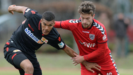 Bei der Ligakonkurrenz zugegriffen: Der BAK holt Leon Hellwig (rechts, Babelsberg 03).