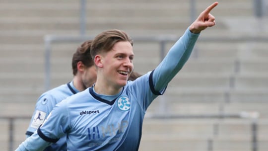 Fingerzeig: Jonas Meiser von den Stuttgarter Kickers bejubelt sein Tor zum 2:2 gegen Hoffenheim II. 