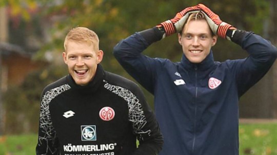 Haben ordentlich Spaß im Training: Patrick Manthe (li.) neben seinem ehemaligen Konkurrenten Florian Müller.