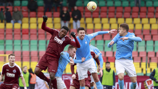 Matthias Steinborn (links) verlässt den BFC, Patrick Brendel (Mitte, im Luftduell mit Solomon Okoronkwo) und Chris Reher (rechts) kommen vom Stadtrivalen 1899 Viktoria.