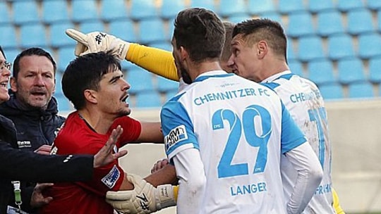 Hitzige Schlussphase: Die Chemnitzer Langer und Frahn (re.) im Clinch mit Viktorias Hoffmann.